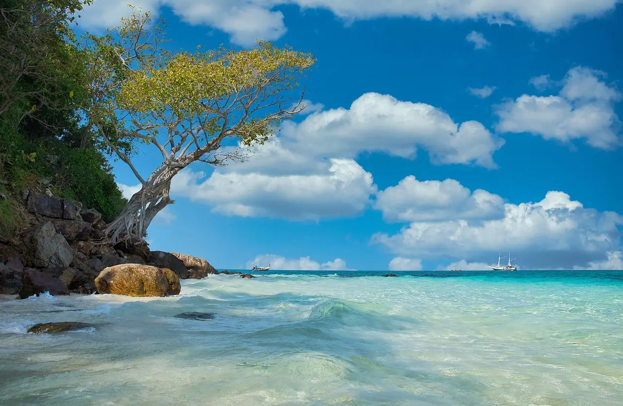 Plage en Thaïlande sous un ciel bleu