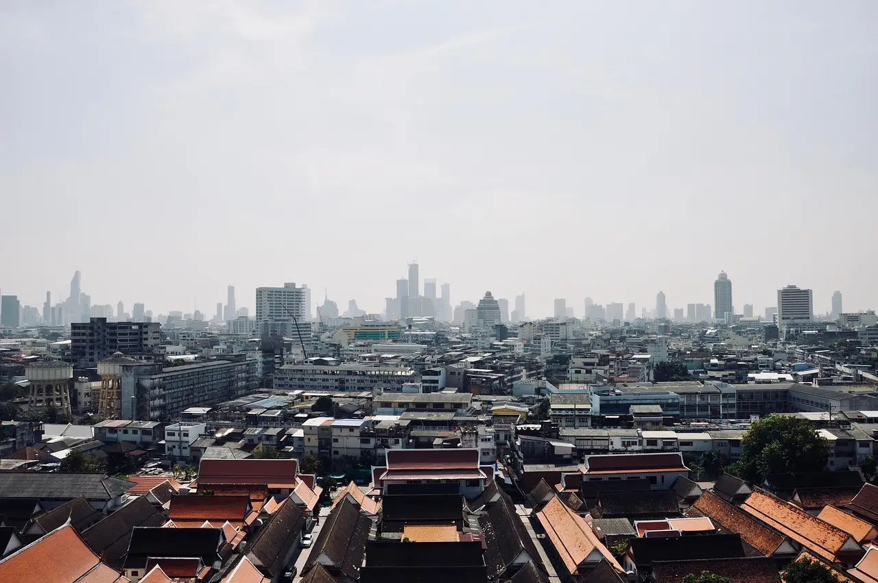 Vue de Bangkok avec gratte-ciel au coucher du soleil