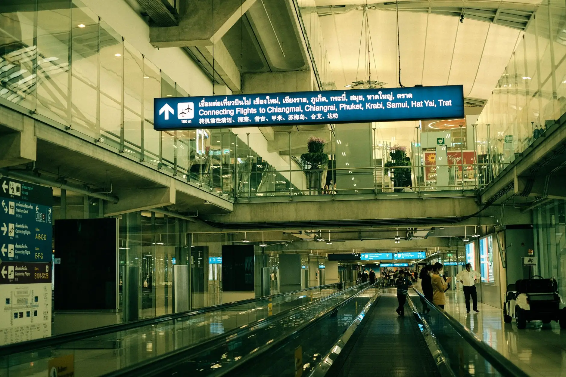Terminal de l’aéroport de Bangkok pour illustrer l’arrivée et l’activation d’une eSIM Thaïlande