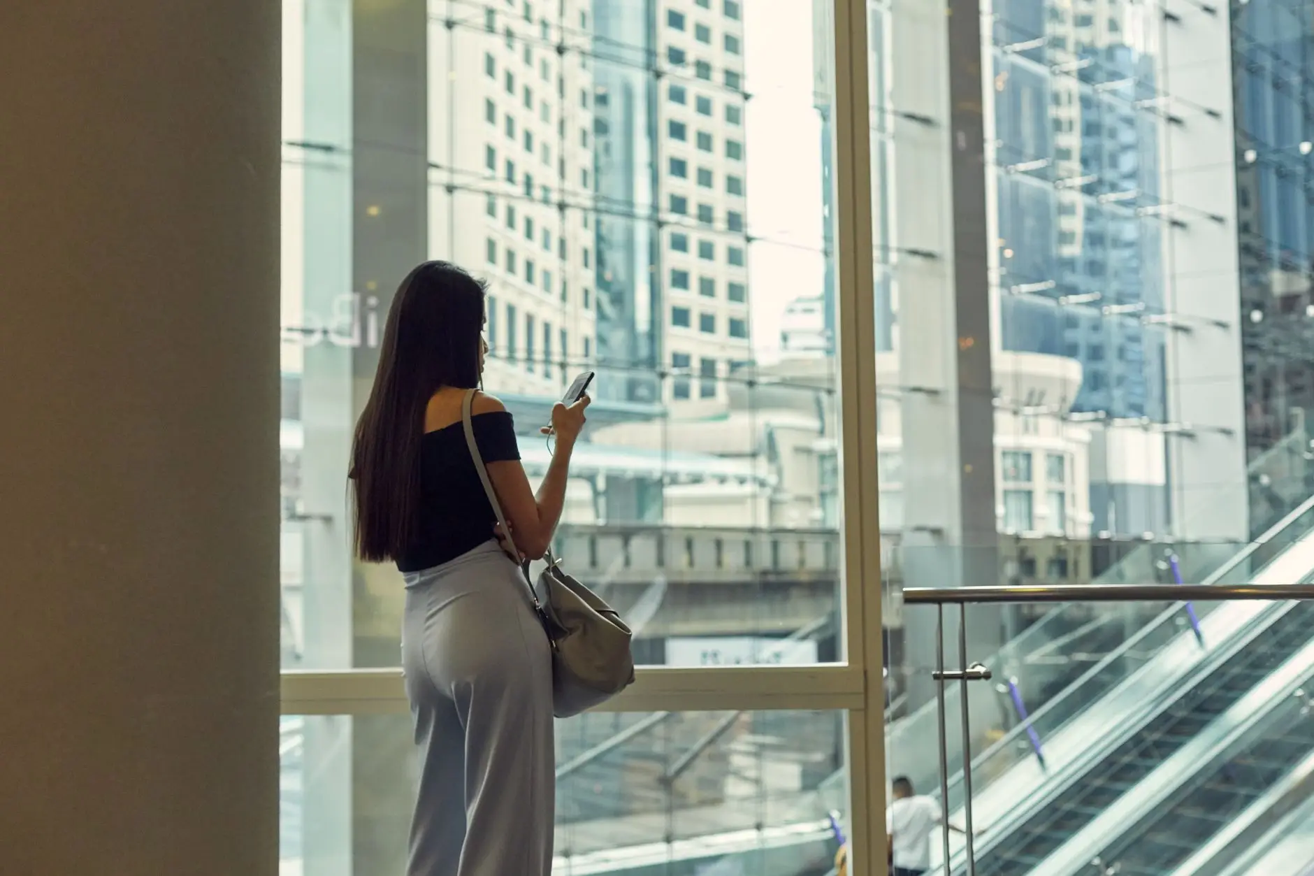 Voyageuse utilisant son smartphone à Bangkok après l’activation de son eSIM