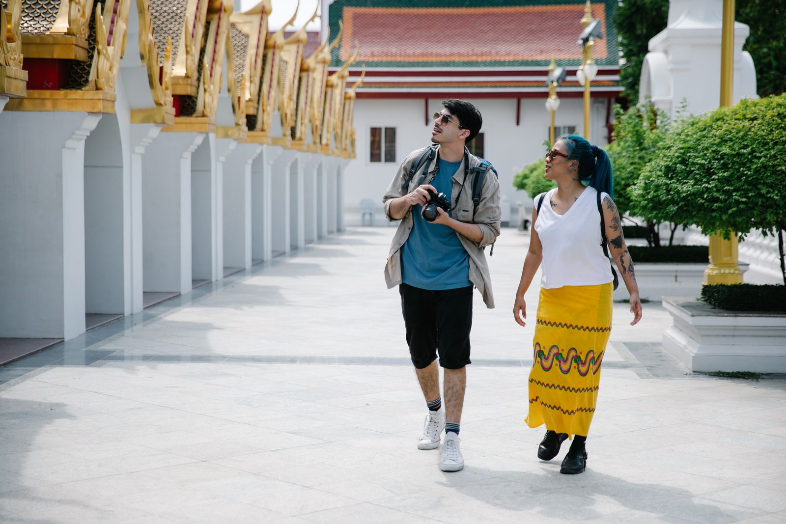 Couple de voyageurs visitant un temple en Thaïlande