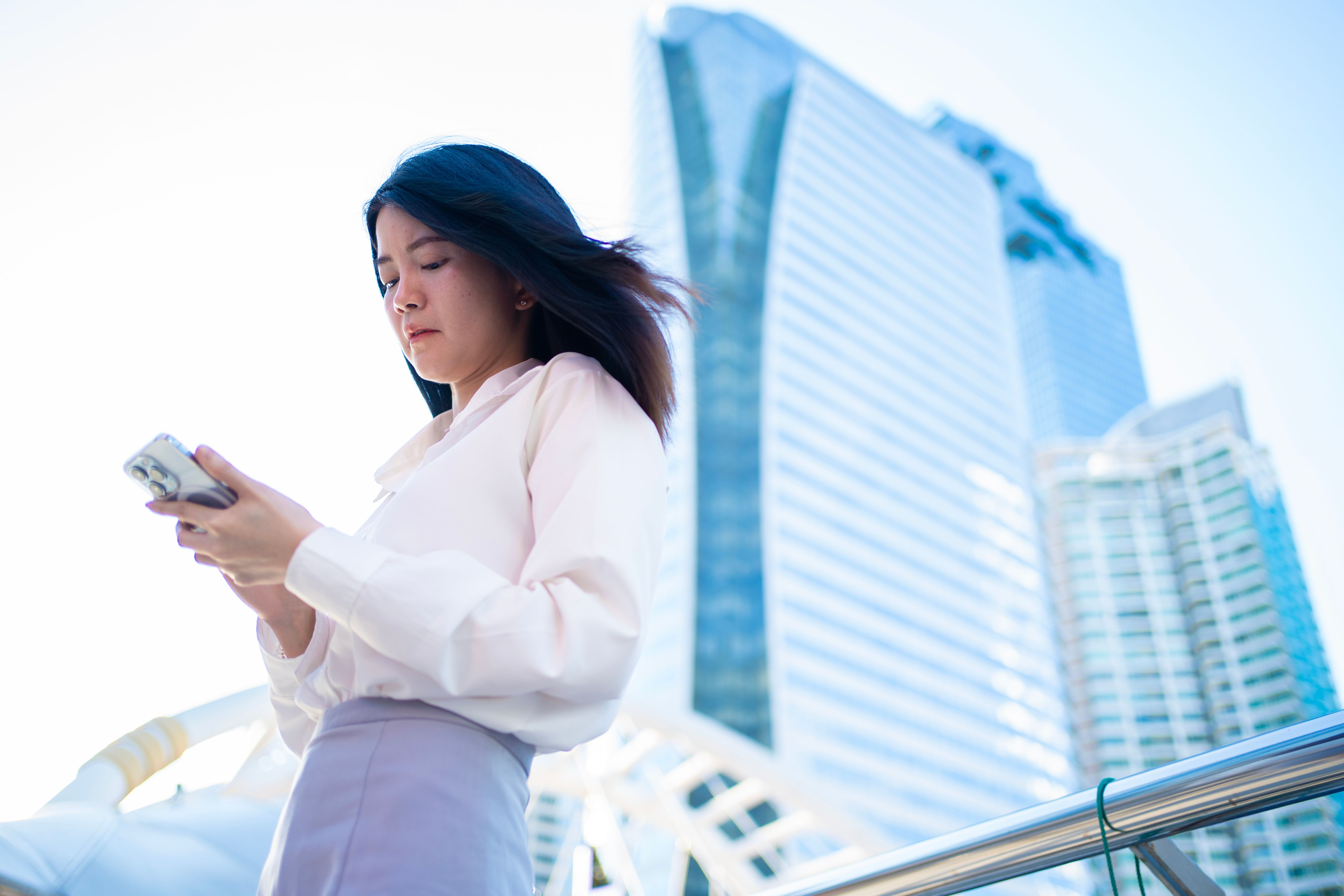 Voyageuse utilisant un smartphone Samsung à Bangkok avant d’activer une eSIM Thaïlande