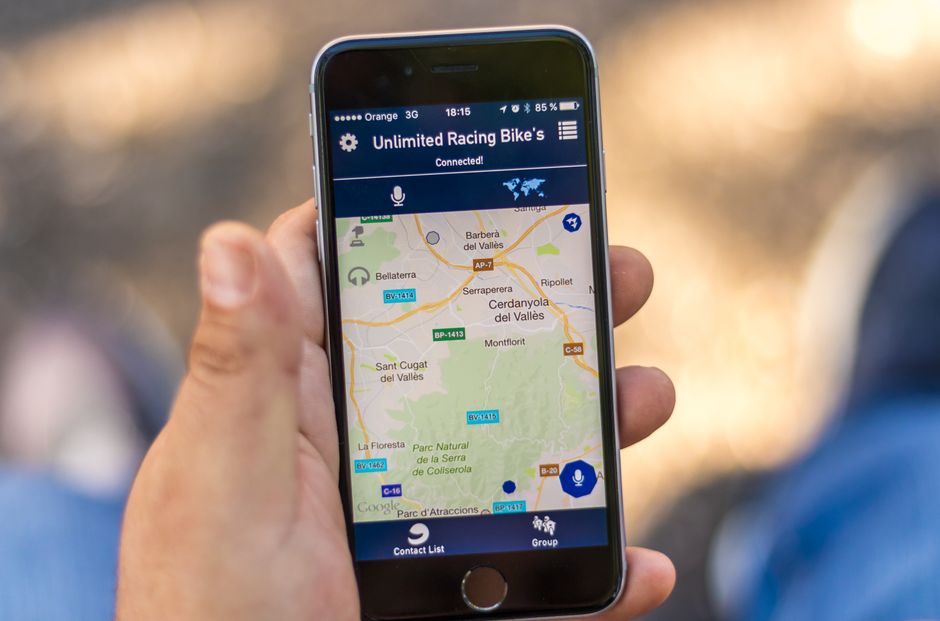 Smartphone affichant une carte pour préparer son forfait eSIM en Thaïlande