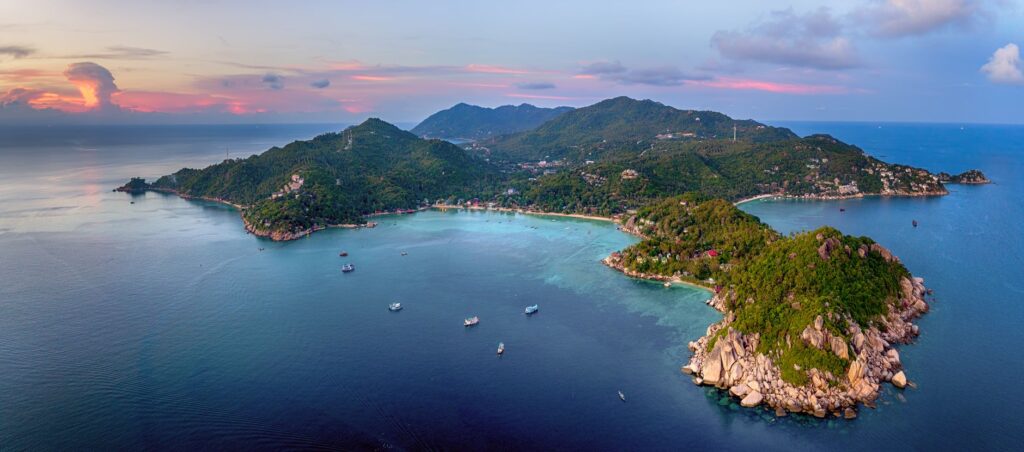 Vue aérienne de l’île de Koh Tao en Thaïlande au coucher du soleil